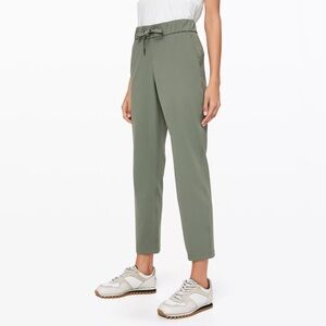 Lululemon on the fly Luxtreme 7/8 pants grey sage